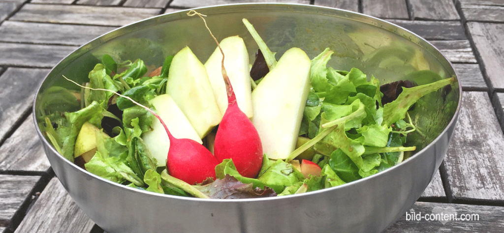 Blattsalat mit Ruccola, Birnen und Radieschen