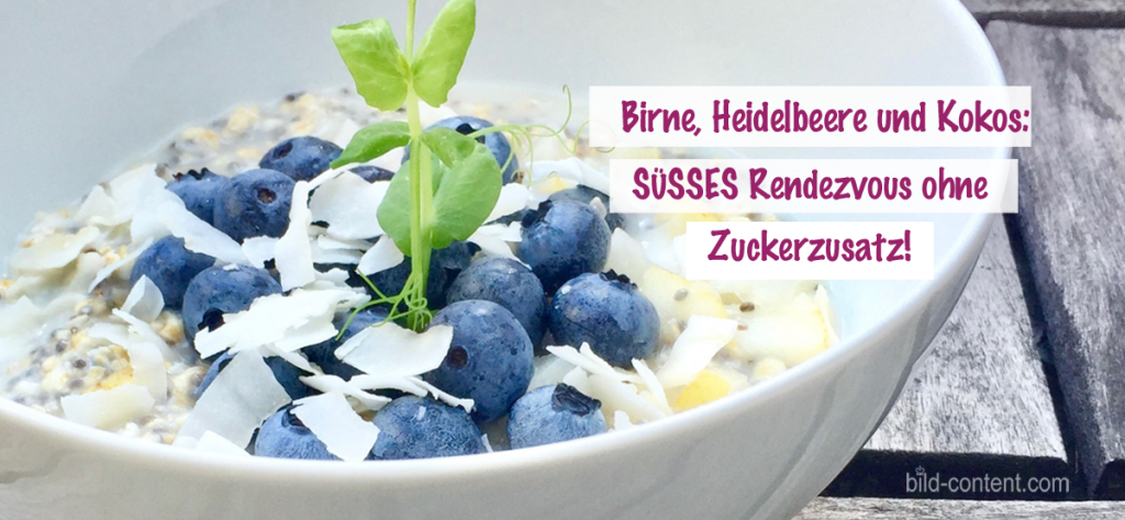 Veganes Frühstück: Haferflocken mit Birne. Heidelbeere und Kokos