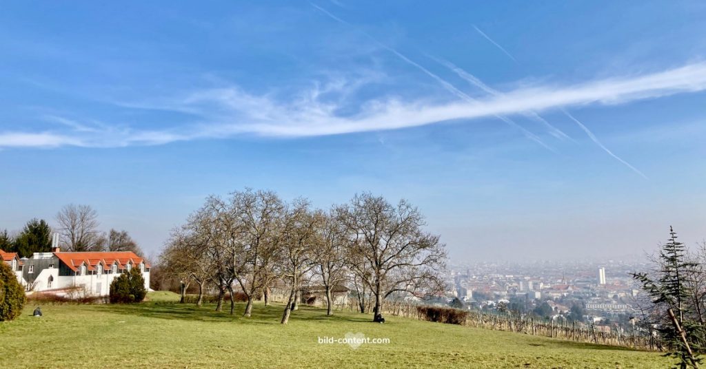 Schloss Wilhelminenberg Park mit Aussicht auf Wien