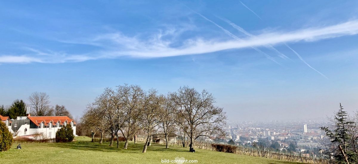 Schloss Wilhelminenberg Park mit Aussicht auf Wien