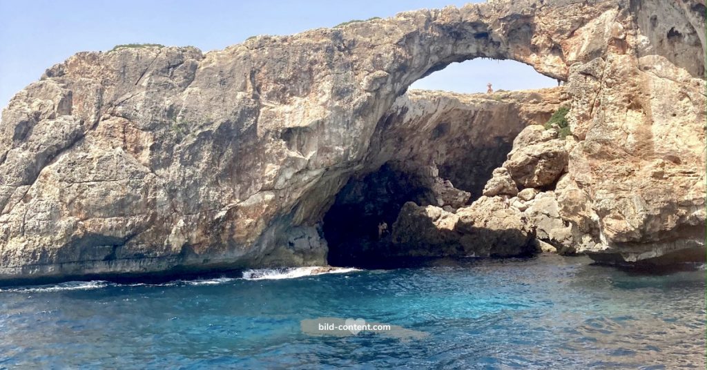 Höhlen und Felsen an der Küste von Mallorca